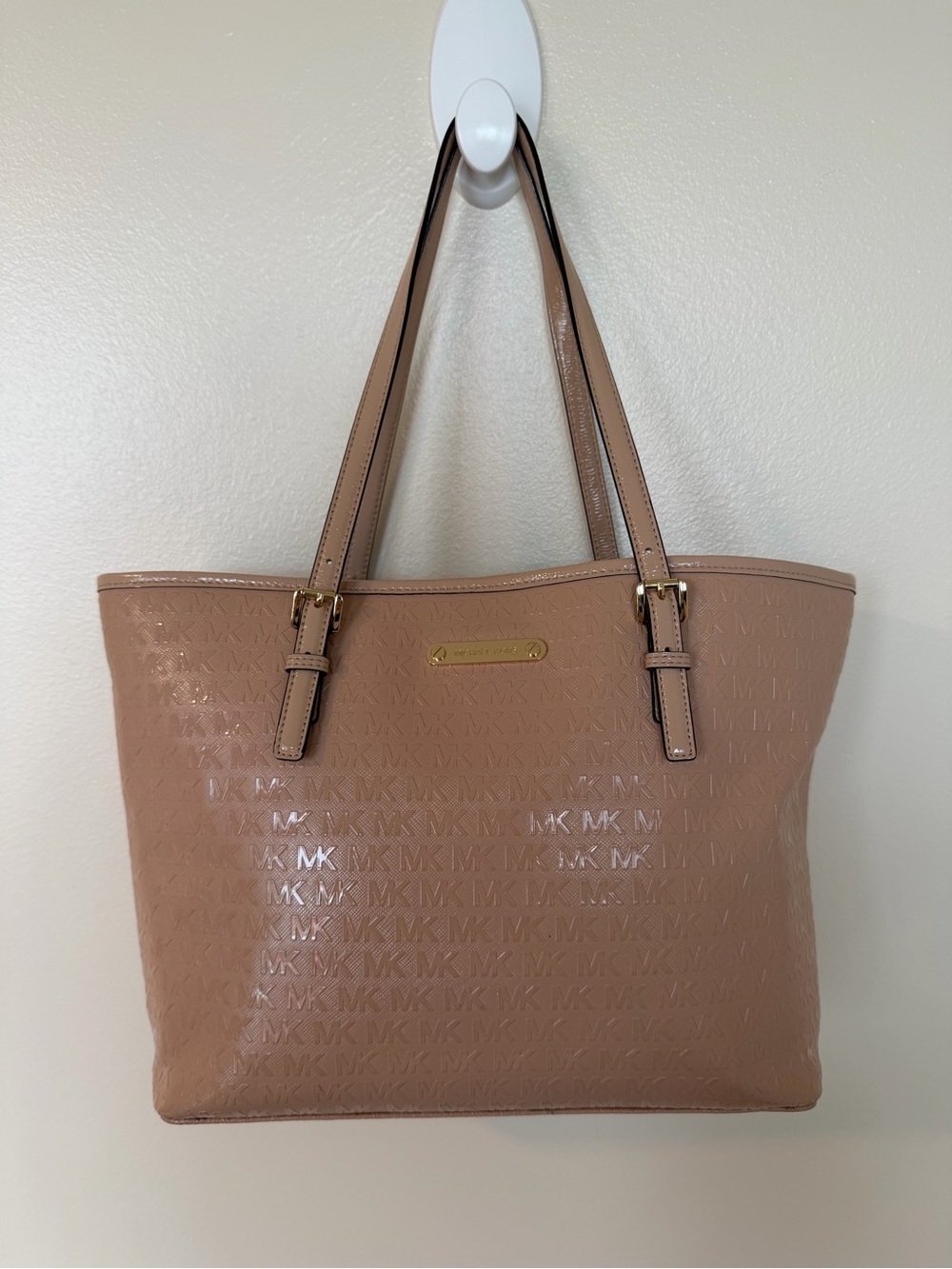 MICHAEL KORS Jet Set Travel Carryall Tote Bag Oyster Patent Beige Embossed Logo
